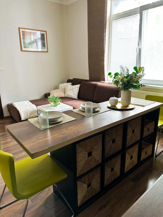 Spacious City Centre Apartment Bratislava Exterior foto